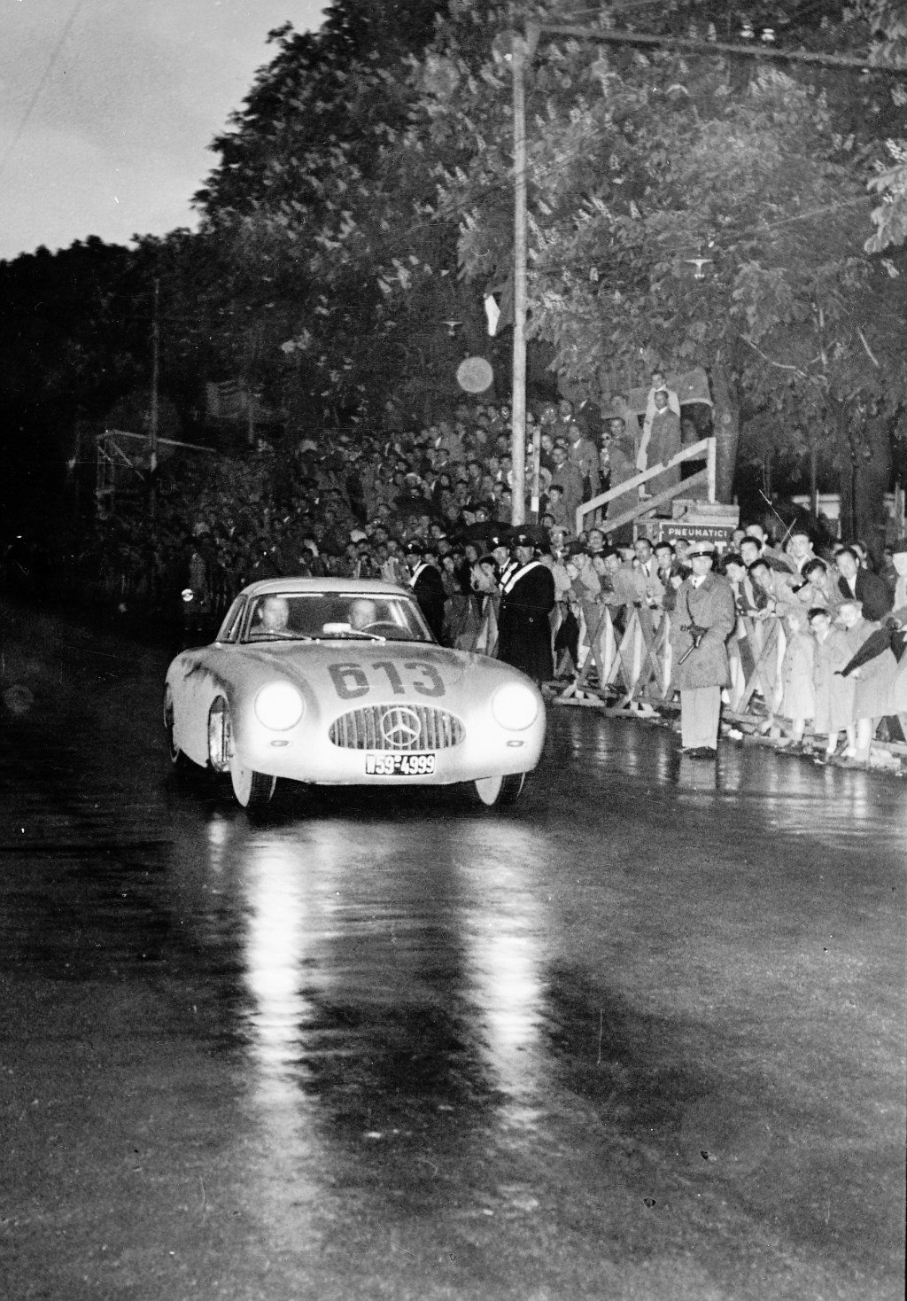 Mille Miglia, 3. bis 4. Mai 1952. Das Fahrerteam Rudolf Caracciola / Paul Kurrle (Startnummer 613) mit Rennsportwagen Mercedes-Benz Typ 300 SL (W 194, 1952) belegen den 4. Platz.