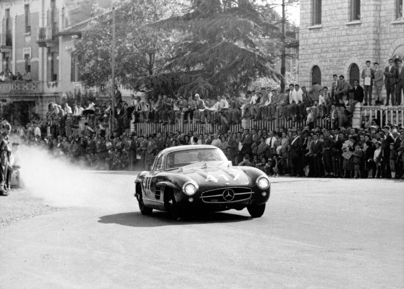 Mille Miglia, Brescia in Italien, 1. Mai 1955. Sieger in der Serien-Sportwagenklasse: John Cooper Fitch und Kurt Gesell (Startnummer 417) auf Mercedes-Benz Tourensportwagen Typ 300 SL (W 198).